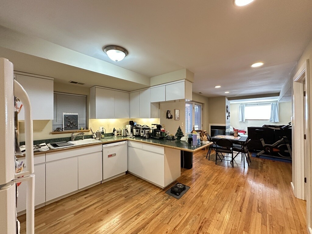 Building Photo - 3340 N Southport Ave