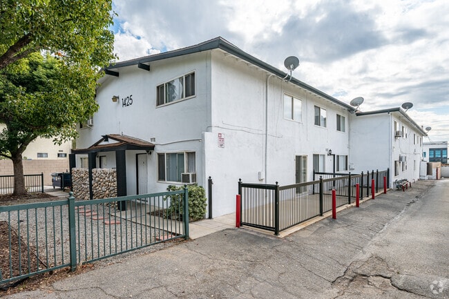 Building Photo - 1425 W Stoneridge Ct