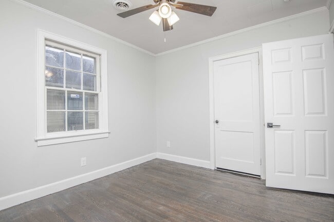 Building Photo - 2440 Woodbine Ave