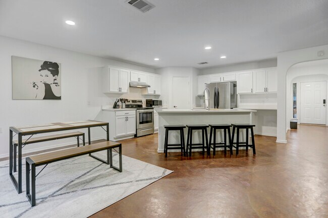 Building Photo - 7107 Thannas Way