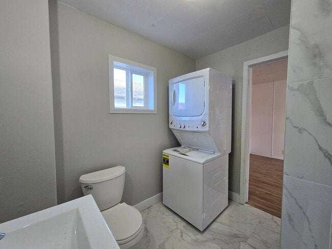 Building Photo - Newly Updated 1 Bed / 1 Bath Bungalow