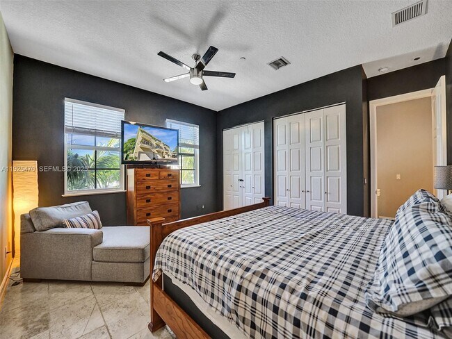 Building Photo - 2356 Wilton Dr