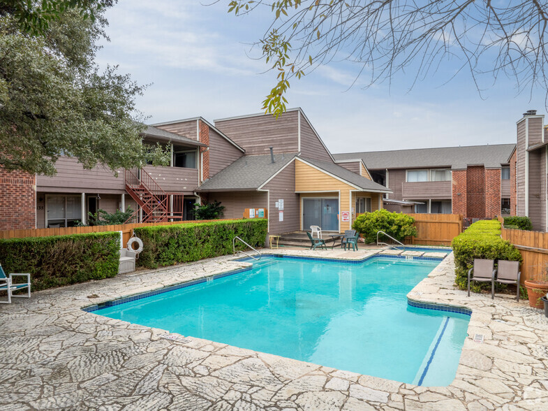 Pool - Cherry Creek Crossing Apartments