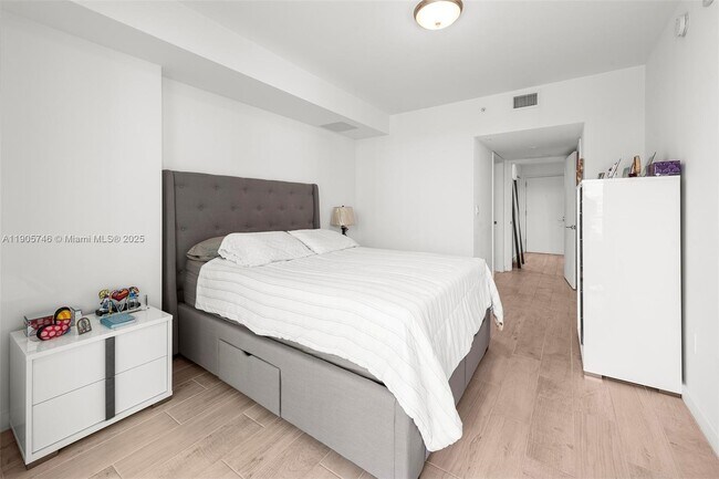 Building Photo - 1600 SW 1st Ave