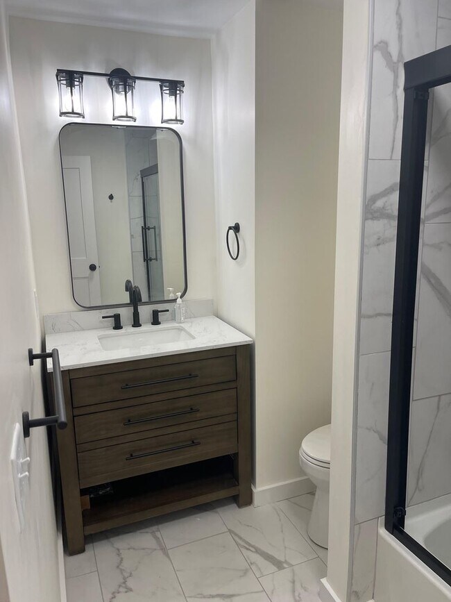 Building Photo - 3 Bedroom Apartment in Colchester VT Available 7/1!