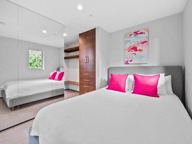 Building Photo - Solana Beach Paradise