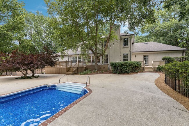 Building Photo - AVAILABLE NOW-- 4-Bed/5-Bath in the heart ...