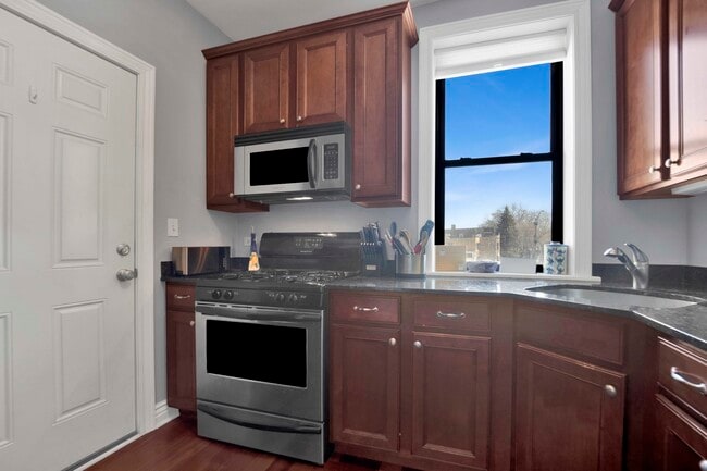 Building Photo - 1608 W Byron St