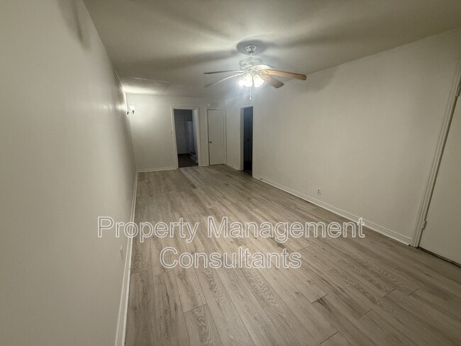 Building Photo - 1002 N Royal Ave