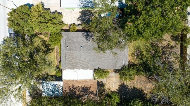 Building Photo - 2442 Oates Dr
