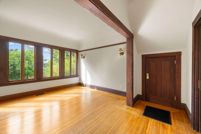 Building Photo - Sun Soaked 2 bedroom 1 bath unit off Piedm...