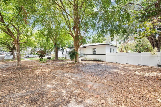 Building Photo - 12325 NE 11th Pl