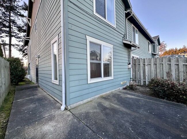 Building Photo - 915 SW Kimball Dr