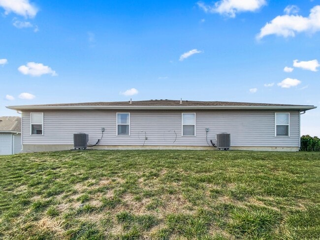 Building Photo - Updated 3-Bed, 2-Bath Ranch Townhome with Garage in Blue Springs