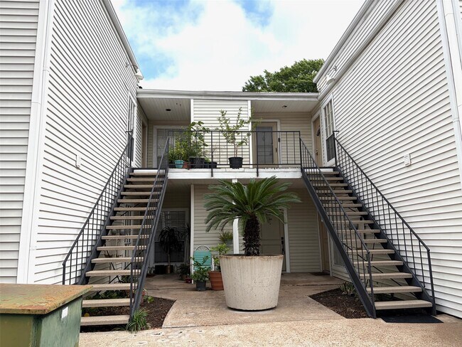 Building Photo - 9809 Richmond Ave