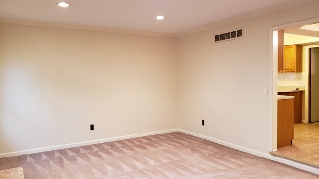 Building Photo - 2952 Sylvan Dr