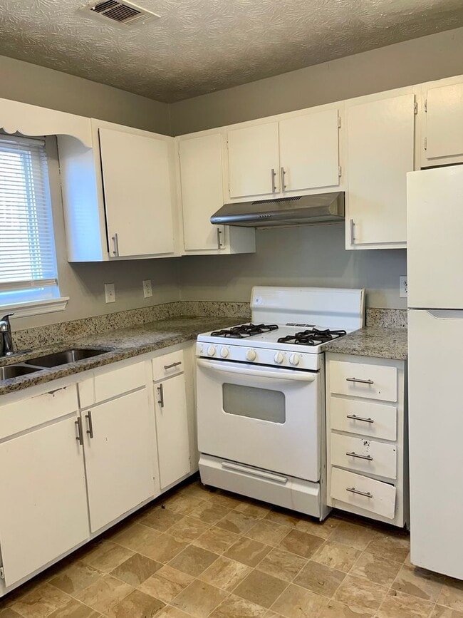 Building Photo - 945 Silverwood Dr