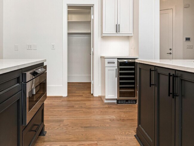 Building Photo - Beautifully built, renovated home boasts 5 BD, 5 BT, providing ample space for a growing family a...