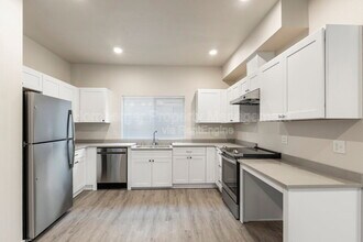 Building Photo - 6020 N Astor St