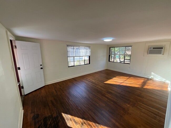 Building Photo - Bright & Beautiful Downstairs Apartment in Marianna