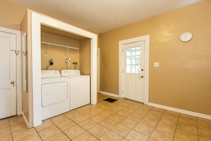 Building Photo - 571 Angella St