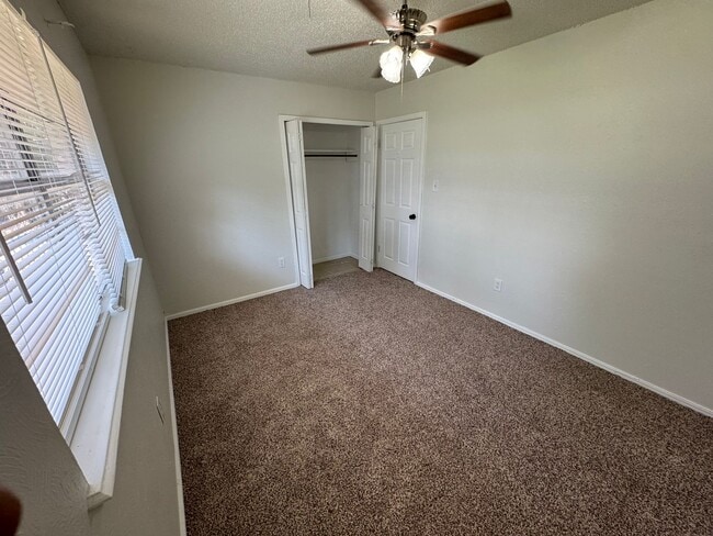 Building Photo - 2410 NW Saxon Cir