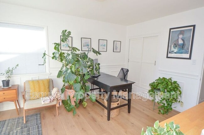 Building Photo - 676 Doris Ave