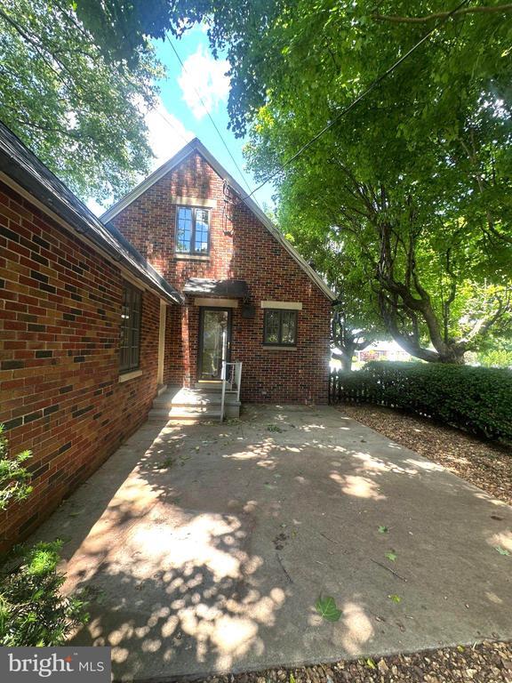 Building Photo - 528 E Cherry St