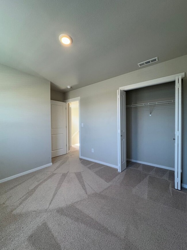 Building Photo - Spacious 4-Bedroom Home in a Great Neighbo...