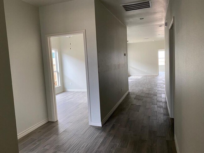 Building Photo - 525 CR 306