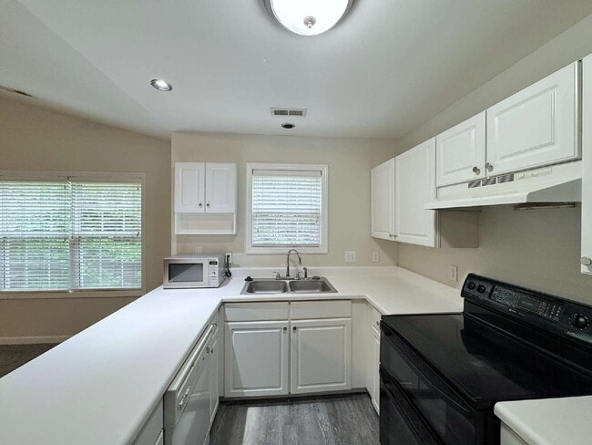 Building Photo - Beautiful 2 Bedroom Condo in Cary!