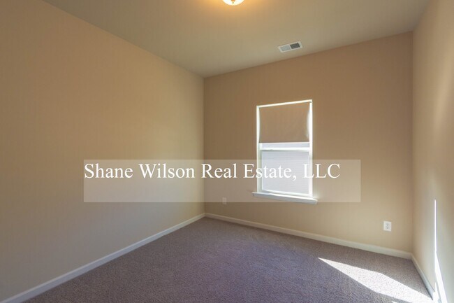 Building Photo - Spacious 3 BR / 2.5 home located near Vall...