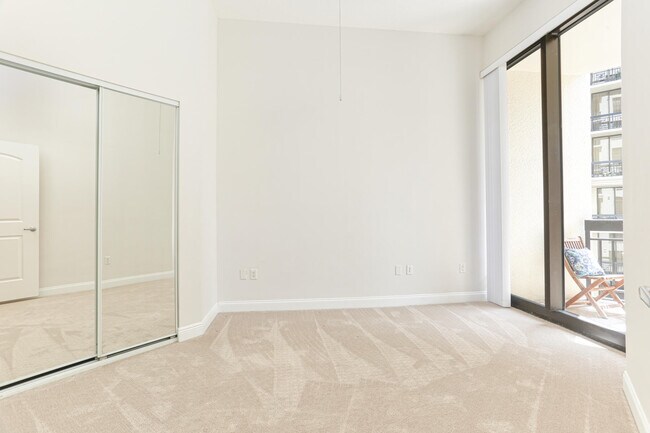 Building Photo - 701 S Olive Ave