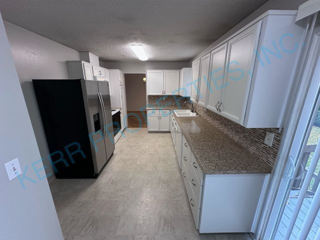 Building Photo - Spacious 4-Bedroom Gem with 2,320 Sq Ft of Comfort in Milwaukie!