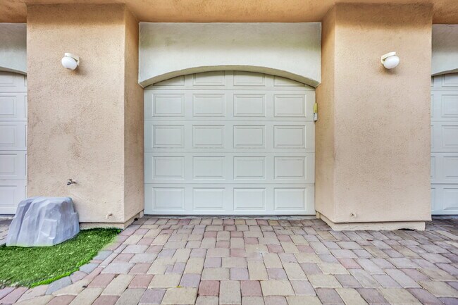 Building Photo - Experience Las Vegas in style and comfort with this beautiful first-floor 3-bedroom condo