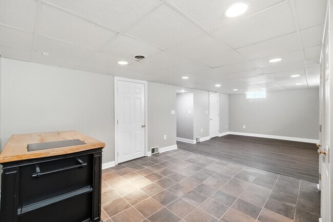 Building Photo - 908 Shroyer Rd