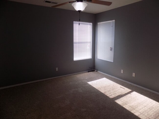 Building Photo - Beautiful 3 Bedroom 2 Bathroom Home Located in Ventana Ranch!!