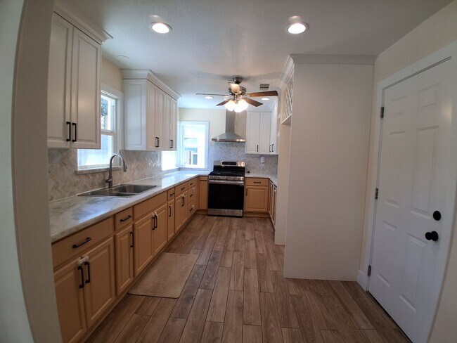 Building Photo - 340 N Santa Rosa Ave