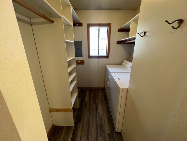 Building Photo - River Run Condos - 1 Bed/1 Bath Near Millers Landing Park and Deschutes River