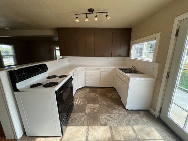 Building Photo - Strathmore House, Move In Ready!