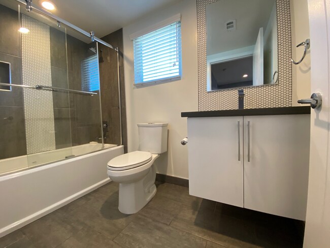 Building Photo - 627 N Mariposa Ave