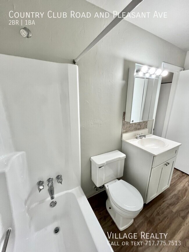 Building Photo - 605 Country Club Rd