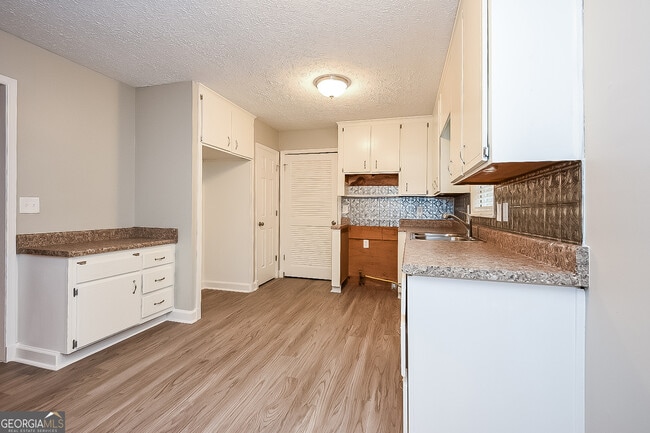 Building Photo - 220 Carmichael Rd