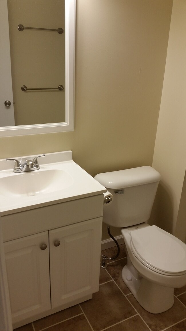 Building Photo - 543 E School St