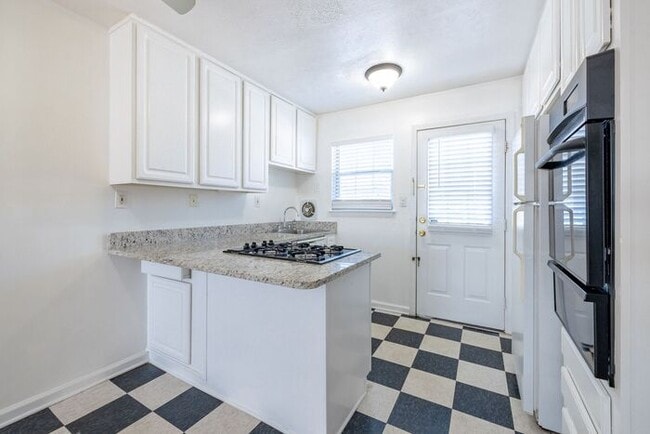 Building Photo - 950 Sq Ft 2 Bedroom Apartment in Buckhead | Second-Floor Rental at Peachtree Hills Court – Atlant...