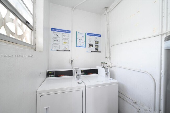 Building Photo - 11960 NE 19th Dr