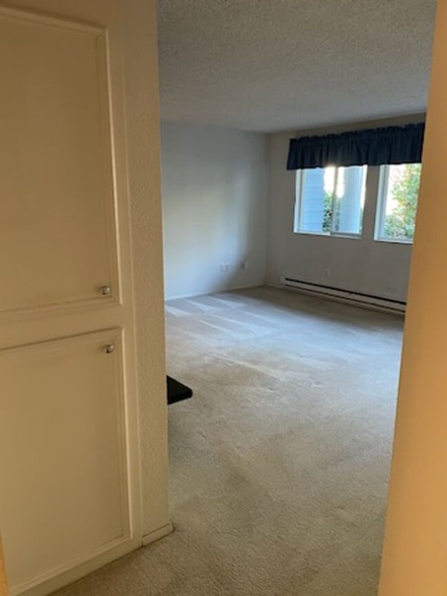Building Photo - University Place Ground Floor Apartment Ho...