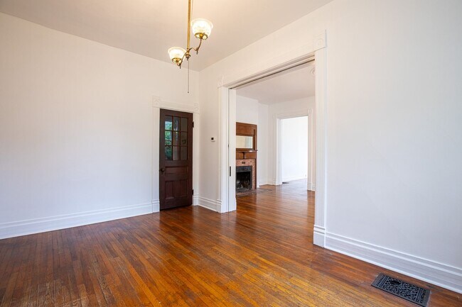 Building Photo - 1940-1946-1946 SW Market St Dr