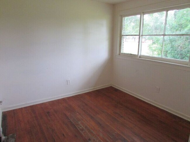 Building Photo - Centrally Located!