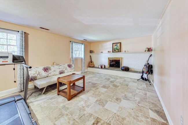 Building Photo - Nice SF 4bed+ 3 bath / close to Metro